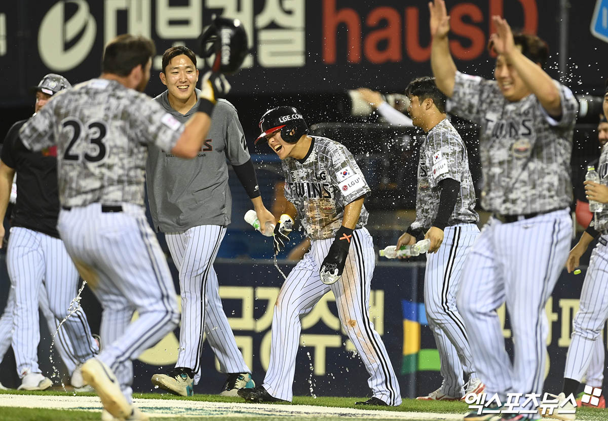 LG 내야수 김대원(가운데)은 26일 잠실구장에서 열린 '2024 신한 SOL Bank KBO 리그' 삼성과 주중 3연전 두 번째 맞대결에서 9회말 대주자로 나서 결정적인 더블스틸을 성공해 팀의 2-1 승리에 힘을 보탰다. 잠실, 박지영 기자 