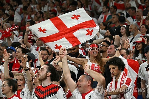 국제축구연맹(FIFA) 랭킹 74위이자 유로 본선에 처음으로 올라온 조지아가 FIFA 랭킹 6위, 그리고 유로 2016 챔피언인 포르투갈을 2-0으로 꺾고 16강에 진출했다. 가히 이번 유럽축구연맹(UEFA) 2024 유럽축구선수권대회(유로 2024) 최대 이변이라고 할 수 있다. F조 3위로 16강에 오른 조지아는 무적함대 스페인을 상대한다. 사진 연합뉴스