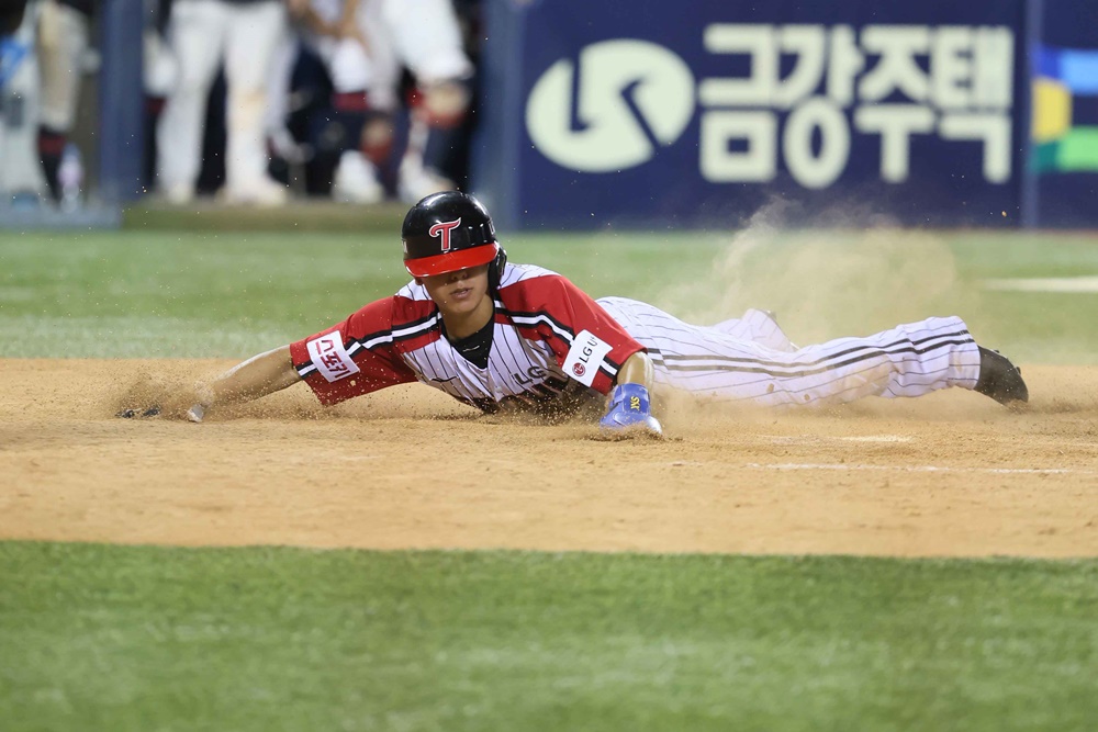 LG 내야수 김대원은 26일 잠실구장에서 열린 '2024 신한 SOL Bank KBO 리그' 삼성과 주중 3연전 두 번째 맞대결에서 9회말 대주자로 나서 결정적인 더블스틸을 성공해 팀의 2-1 승리에 힘을 보탰다. LG 트윈스