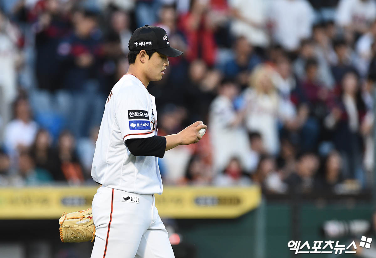 지난달 28일 오후 대전 한화생명이글스파크에서 열린 '2024 신한 SOL Bank KBO리그' 롯데 자이언츠와 한화 이글스의 경기, 3회초 1사 1,3루 한화 선발투수 문동주가 롯데 고승민에게 역전 적시타를 허용한 뒤 아쉬워하고 있다. 엑스포츠뉴스DB