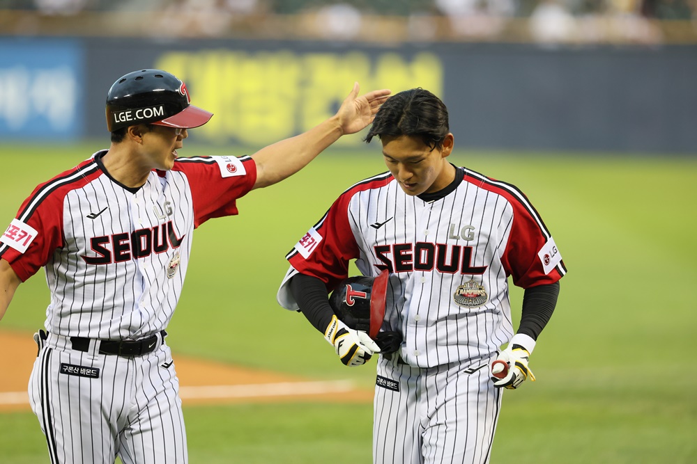 LG 외야수 함창건(오른쪽)은 27일 잠실구장에서 열릴 '2024 신한 SOL Bank KBO 리그' 삼성과 주중 3연전 마지막 경기에서 9번타자 좌익수로 선발 출전한다. 생애 두 번째 선발 출전이다. LG 트윈스 