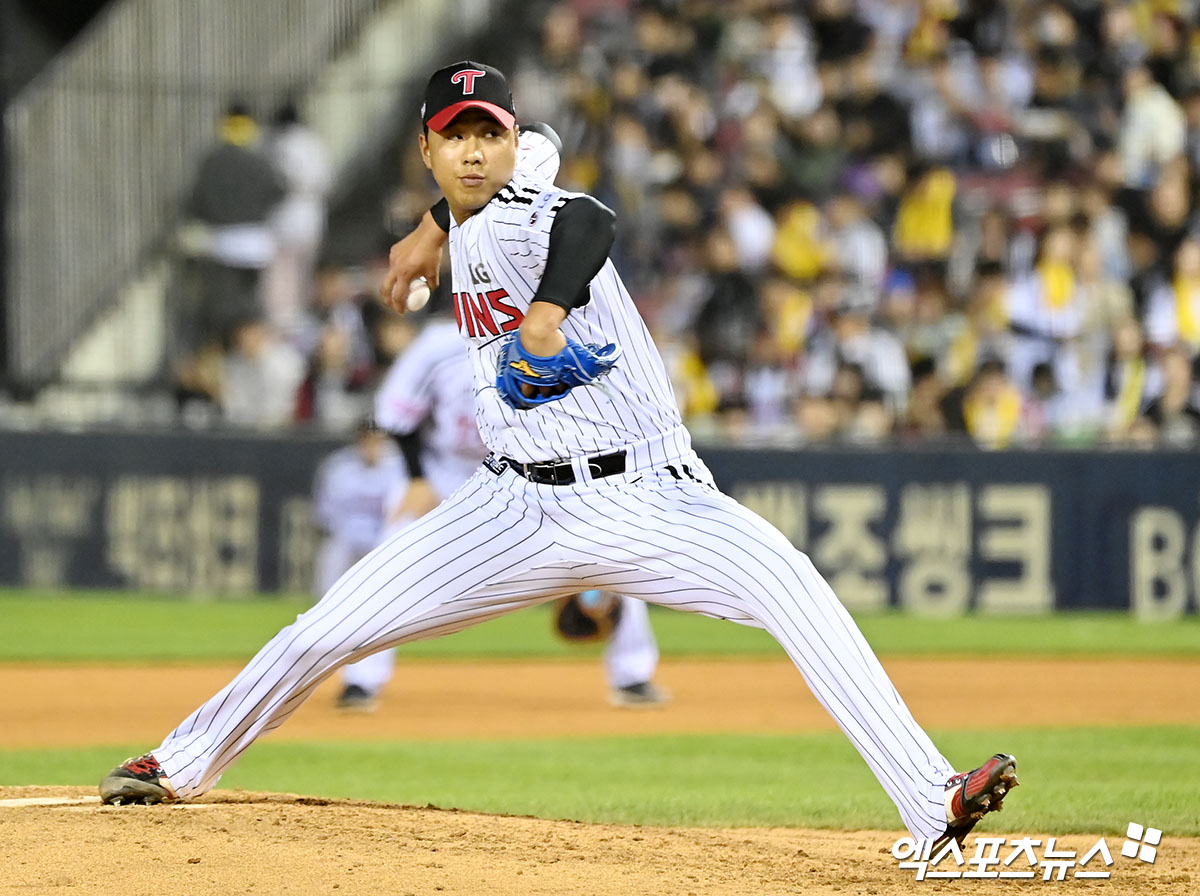 ​​LG 투수 정우영은 26일 잠실구장에서 열린 '2024 신한 SOL Bank KBO 리그' 삼성과 주중 3연전 두 번째 경기에서 구원 등판했다. 이날 1이닝 무실점으로 팀의 2-1 9회말 끝내기 승리에 힘을 보탰다. 엑스포츠뉴스 DB