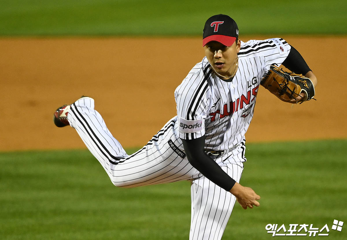 LG 투수 정우영은 26일 잠실구장에서 열린 '2024 신한 SOL Bank KBO 리그' 삼성과 주중 3연전 두 번째 경기에서 구원 등판했다. 이날 1이닝 무실점으로 팀의 2-1 9회말 끝내기 승리에 힘을 보탰다. 엑스포츠뉴스 DB