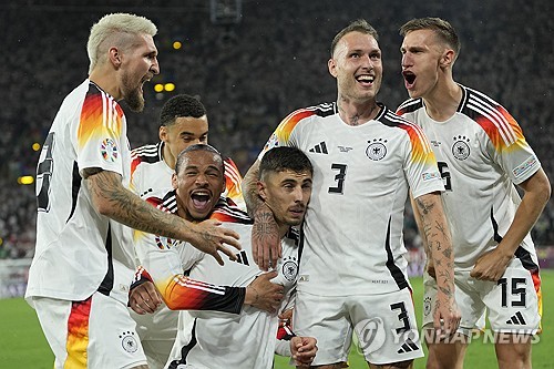 신형 전차로 탈바꿈한 유럽축구연맹(UEFA) 2024 유럽축구선수권대회(유로 2024) 개최국 독일이 대회 8강에 올랐다. 독일은 30일(한국시간) 열린 덴마크와의 유로 2024 16강전에서 카이 하베르츠와 자말 무시알라의 연속골에 힘입어 2-0 승리를 거두면서 8강 진출을 확정 지었다. 독일이 메이저대회 8강에 오른건 지난 2016년 프랑스에서 열린 유로 2016 이후 8년 만이다. 독일은 4강행 길목에서 스페인과 조지아 경기의 승자와 맞붙는다. 사진 연합뉴스