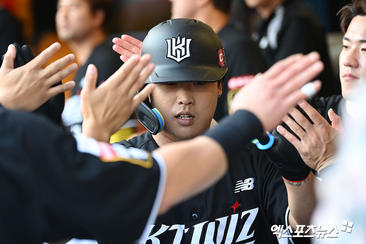 KT 위즈 강백호가 정규시즌 경기에서 홈런을 친 뒤 동료들의 축하를 받고 있다. 엑스포츠뉴스 DB