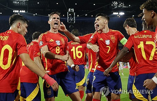 두 번의 기적은 없었다. 포르투갈을 꺾으면서 이변을 일으켰던 조지아지만, 무적함대 스페인은 이변을 허용하지 않았다. 스페인이 이번 대회 돌풍의 팀 조지아를 상대로 자책골을 허용했으나 4골을 폭발시키며 조지아를 4-1로 대파하고 8강에 올랐다. 유로 2012 이후 12년 만에 우승에 도전하는 스페인의 8강 상대는 개최국 신형 전차 독일이다. 사진 연합뉴스
