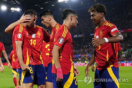 두 번의 기적은 없었다. 포르투갈을 꺾으면서 이변을 일으켰던 조지아지만, 무적함대 스페인은 이변을 허용하지 않았다. 스페인이 이번 대회 돌풍의 팀 조지아를 상대로 자책골을 허용했으나 4골을 폭발시키며 조지아를 4-1로 대파하고 8강에 올랐다. 유로 2012 이후 12년 만에 우승에 도전하는 스페인의 8강 상대는 개최국 신형 전차 독일이다. 사진 연합뉴스