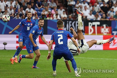 잉글랜드가 1일(한국시간) 독일 겔젠키르헨에 있는 아레나 아우프샬케에서 열린 슬로바키아와의 유럽축구연맹(UEFA) 유로 2024 16강전에서 연장 승부 끝에 2-1로 승리했다. 연합뉴스