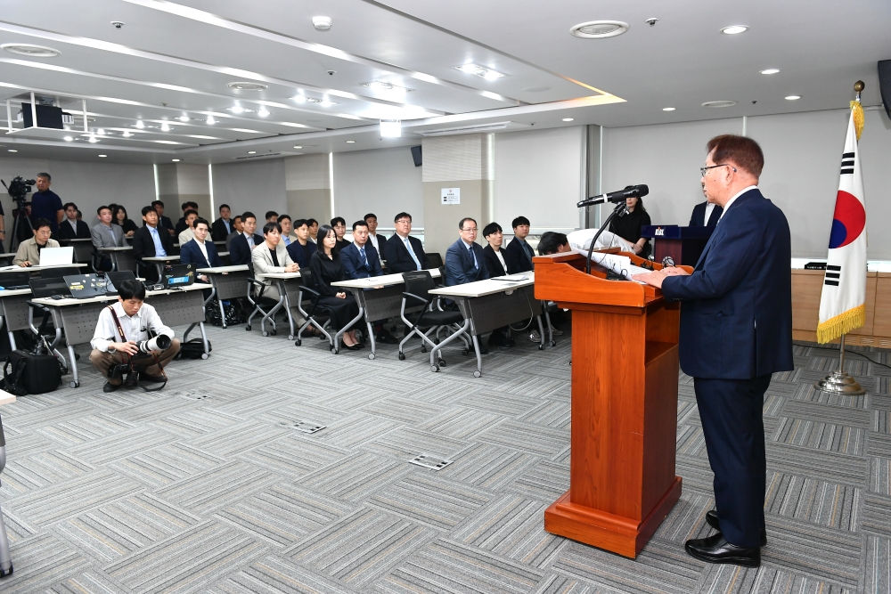 1일 서울 강남구 KBL센터에서 열린 한국농구연맹 총재 취임식, 이수광 신임 총재가 취임사를 전하고 있다. 이 총재는 팬 중심의 행정을 강조하면서 경기의 공정성과 투명성을 높이고, 현장의 의견을 충분히 수렴하겠다는 뜻을 내비쳤다. KBL 제공