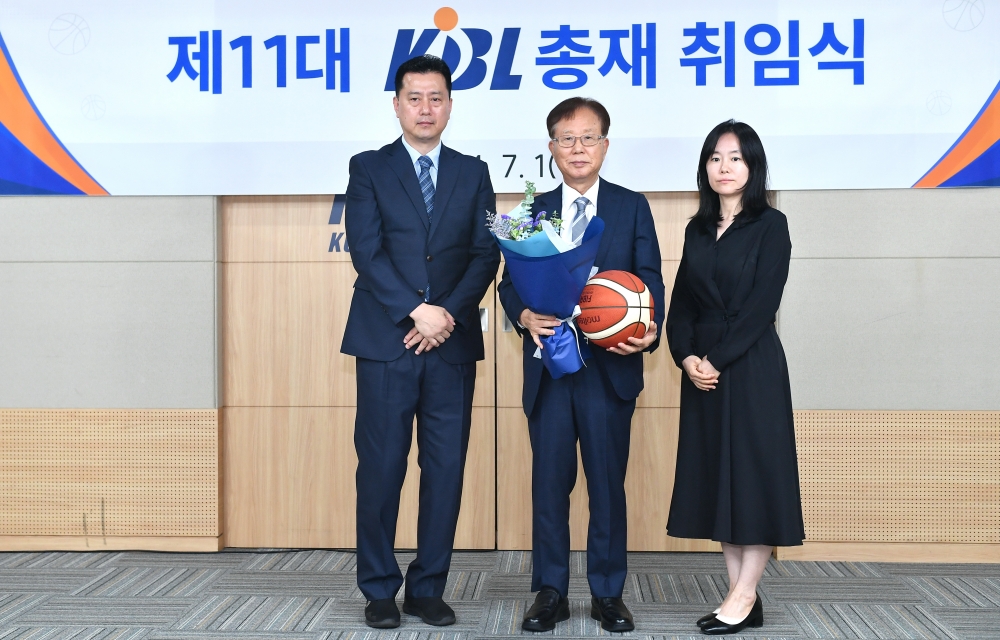 1일 서울 강남구 KBL센터에서 열린 한국농구연맹 총재 취임식, 이수광 신임 총재가 윤호영 심판, 공금영 팀장과 함께 사진 촬영에 임하고 있다. 이 총재는 팬 중심의 행정을 강조하면서 경기의 공정성과 투명성을 높이고, 현장의 의견을 충분히 수렴하겠다는 뜻을 내비쳤다. KBL 제공