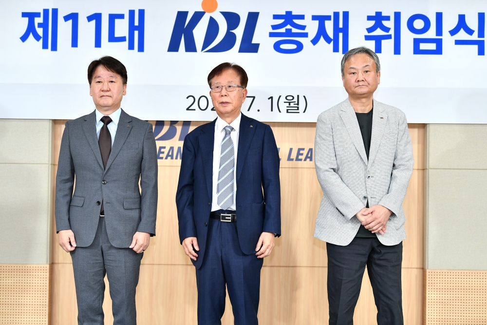 1일 서울 강남구 KBL센터에서 열린 한국농구연맹 총재 취임식, 이수광 신임 총재가 신해용 사무총장, 유재학 경기본부장과 함께 사진촬영에 임하고 있다. 이 총재는 팬 중심의 행정을 강조하면서 경기의 공정성과 투명성을 높이고, 현장의 의견을 충분히 수렴하겠다는 뜻을 내비쳤다. KBL 제공