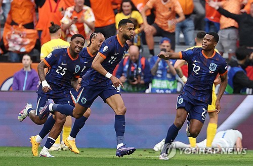 네덜란드가 루마니아를 꺾고 유로 2024 8강에 올랐다. 네덜란드는 3일 독일 뮌헨에 위치한 푸스발 아레나 뮌헨에서 열린 루마니아와의 유로 2024 16강전서 3-0으로 이겼다. 1골 1도움을 올린 코디 학포의 활약이 빛났다. 조 3위로 16강에 오르며 자존심을 구겼던 네덜란드는 압도적인 경기력으로 루마니아에게 승리를 거두며 긍정적 성과를 얻었다. 연합뉴스
