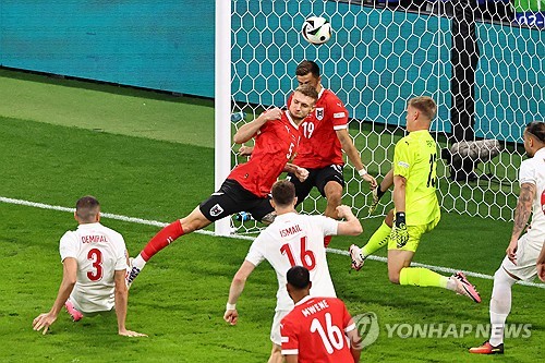 튀르키예는 3일 독일 라이프치히에 위치한 라이프치히 스타디움에서 열린 오스트리아와의 UEFA 2024 유럽축구선수권대회 16강전에서 2 대 1 승리를 거뒀다. 이날 튀르키예는 전반전 시작 57초 만에 터진 메리흐 데미랄의 선제골로 앞서가기 시작했다. 이후 데미랄은 후반전에도 코너킥 상황에서 헤더 추가골을 터트리면서 승리의 일등공신이 됐다. 오스트리아를 제압하고 16년 만에 8강 진출에 성공한 튀르키예는 이제 네덜란드과 4강 진출을 두고 맞대결을 가질 예정이다. 연합뉴스