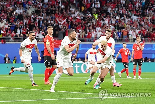 튀르키예는 3일 독일 라이프치히에 위치한 라이프치히 스타디움에서 열린 오스트리아와의 UEFA 2024 유럽축구선수권대회 16강전에서 2 대 1 승리를 거뒀다. 이날 튀르키예는 전반전 시작 57초 만에 터진 메리흐 데미랄의 선제골로 앞서가기 시작했다. 이후 데미랄은 후반전에도 코너킥 상황에서 헤더 추가골을 터트리면서 승리의 일등공신이 됐다. 오스트리아를 제압하고 16년 만에 8강 진출에 성공한 튀르키예는 이제 네덜란드과 4강 진출을 두고 맞대결을 가질 예정이다. 연합뉴스