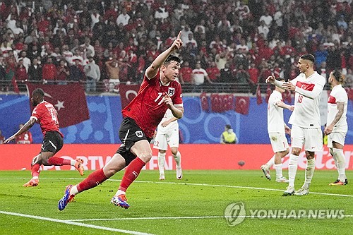 튀르키예는 3일 독일 라이프치히에 위치한 라이프치히 스타디움에서 열린 오스트리아와의 UEFA 2024 유럽축구선수권대회 16강전에서 2 대 1 승리를 거뒀다. 이날 튀르키예는 전반전 시작 57초 만에 터진 메리흐 데미랄의 선제골로 앞서가기 시작했다. 이후 데미랄은 후반전에도 코너킥 상황에서 헤더 추가골을 터트리면서 승리의 일등공신이 됐다. 오스트리아를 제압하고 16년 만에 8강 진출에 성공한 튀르키예는 이제 네덜란드과 4강 진출을 두고 맞대결을 가질 예정이다. 연합뉴스