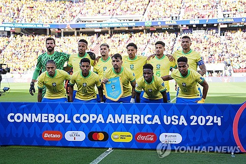 브라질은 3일 미국 캘리포니아 주 산타클라라에 위치한 리바이스 스타디움에서 열린 콜롬비아와의 2024 코파 아메리카 조별리그 D조 3차전에서 1 대 1 무승부를 거뒀다. 이날 브라질은 전반 12분 하피냐의 환상적인 프리킥 선제골로 리드를 잡았으나 전반 추가시간에 다니엘 무뇨스에게 동점골을 허용하면서 무승부로 경기를 마쳐 콜롬비아와 승점 1점을 나눠 가졌다. 이로 인해 브라질은 D조 2위를 차지해 대회 8강에서 남미 강호 우루과이를 상대하게 됐다. 반대로 D조 1위를 차지한 콜롬비아는 8강에서 파나마와 붙게 됐다. 연합뉴스