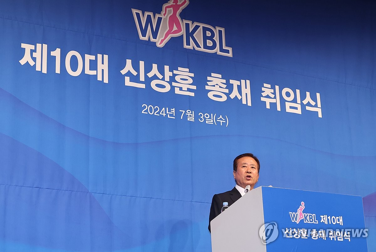 (서울=연합뉴스) 서대연 기자 = 신상훈 한국여자농구연맹(WKBL) 신임 총재가 3일 서울 강남구 호텔리베라에서 열린 취임식에서 취임사를 하고 있다. 2024.7.3 dwise@yna.co.kr