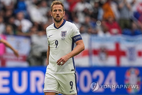 한국 대표팀에서 경질된 후 방송인으로 살아가고 있는 위르겐 클린스만이 유로 2024에 참가 중인 잉글랜드 대표팀에게 조언을 건넸다. 클린스만은 3일 영국 더선을 통해 잉글랜드가 스위스와의 유로 2024 8강전서 4-2-3-1 포메이션이 아닌 4-4-2 포메이션을 써야 한다고 전술 변경을 권유했다. 연합뉴스