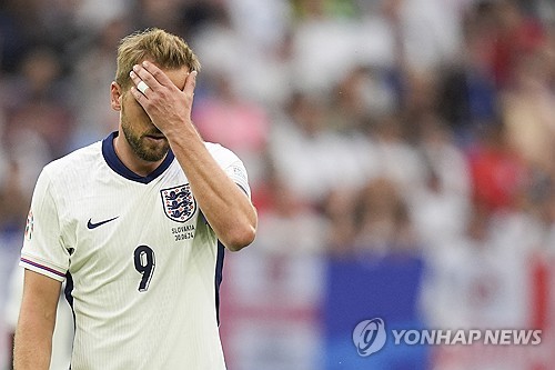 한국 대표팀에서 경질된 후 방송인으로 살아가고 있는 위르겐 클린스만이 유로 2024에 참가 중인 잉글랜드 대표팀에게 조언을 건넸다. 클린스만은 3일 영국 더선을 통해 잉글랜드가 스위스와의 유로 2024 8강전서 4-2-3-1 포메이션이 아닌 4-4-2 포메이션을 써야 한다고 전술 변경을 권유했다. 연합뉴스