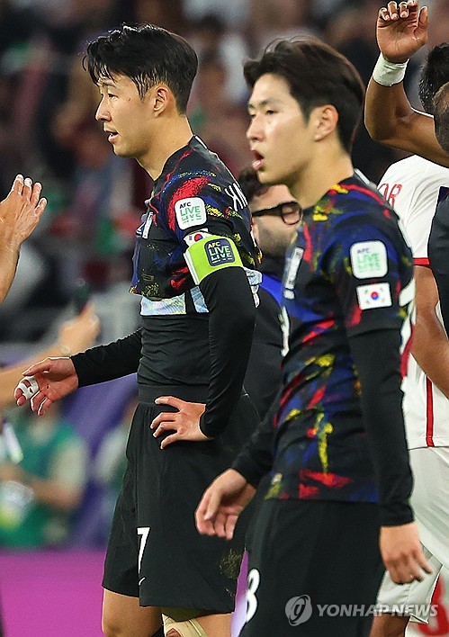 한국 대표팀에서 경질된 후 방송인으로 살아가고 있는 위르겐 클린스만이 유로 2024에 참가 중인 잉글랜드 대표팀에게 조언을 건넸다. 클린스만은 3일 영국 더선을 통해 잉글랜드가 스위스와의 유로 2024 8강전서 4-2-3-1 포메이션이 아닌 4-4-2 포메이션을 써야 한다고 전술 변경을 권유했다. 연합뉴스