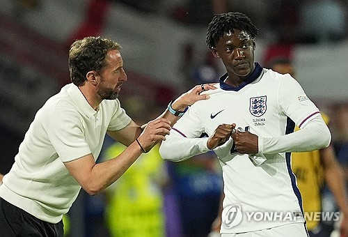 한국 대표팀에서 경질된 후 방송인으로 살아가고 있는 위르겐 클린스만이 유로 2024에 참가 중인 잉글랜드 대표팀에게 조언을 건넸다. 클린스만은 3일 영국 더선을 통해 잉글랜드가 스위스와의 유로 2024 8강전서 4-2-3-1 포메이션이 아닌 4-4-2 포메이션을 써야 한다고 전술 변경을 권유했다. 연합뉴스