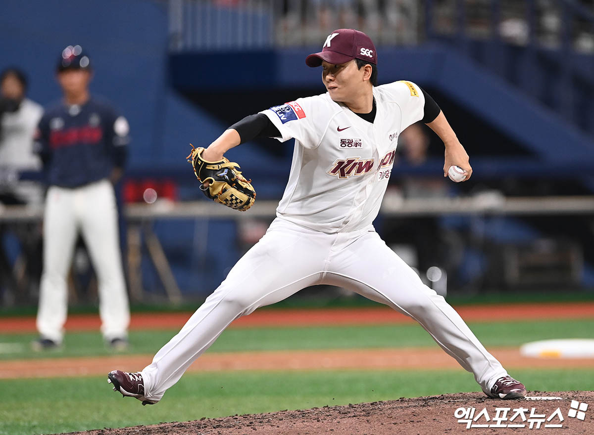 21일 오후 서울 구로구 고척스카이돔에서 열린 '2024 신한 SOL Bank KBO리그' 롯데 자이언츠와 키움 히어로즈의 경기, 8회초 키움 김성민이 역투하고 있다. 엑스포츠뉴스 DB