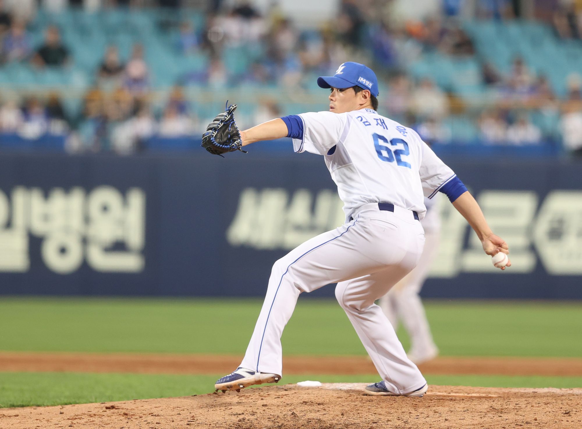 삼성 라이온즈 우완 불펜 김재윤이 7월 4일 현재까지 2024 시즌 39경기 40이닝 4승 6패 18홀드 1세이브 평균자책점 4.50으로 기대에 못 미치는 성적표를 받았다. 사진 삼성 라이온즈