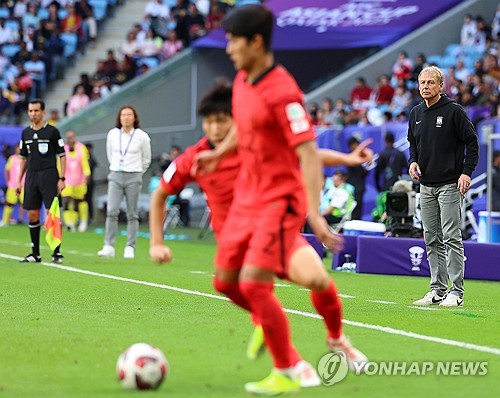 클린스만은 지난 3일(한국시간) 자신이 기고하는 칼럼을 통해 가레스 사우스게이트 감독에게 잉글랜드 국민의 말보다 자신과 선수들을 더 믿고 변화를 시도하라고 했다. 그러면서 잉글랜드 국민들의 말에 휘둘리지 말라고 선배로써의 말까지 잊지 않았다. 연합뉴스