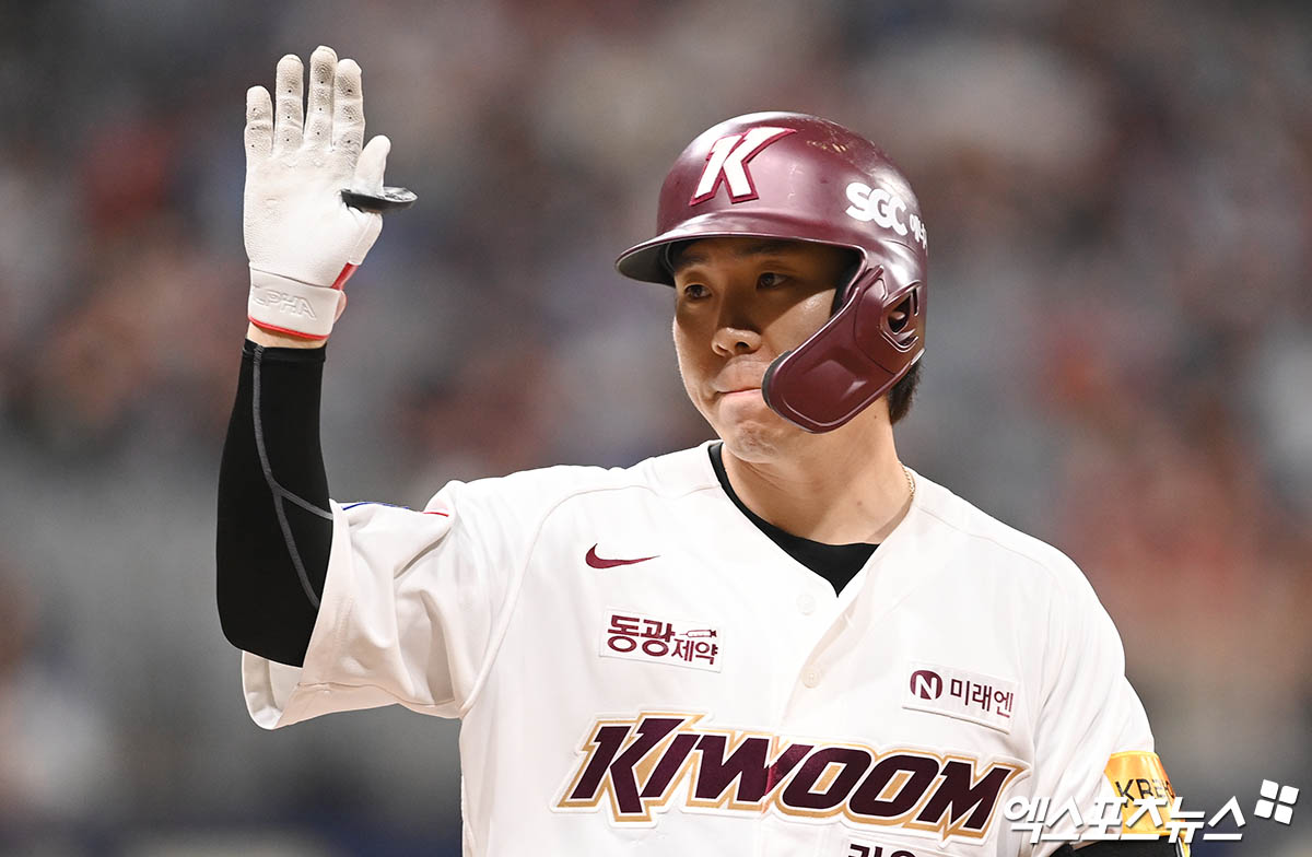 키움 포수 김재현은 4일 고척스카이돔에서 열릴 '2024 신한 SOL Bank KBO 리그' LG와 주중 3연전 첫 경기에 나선다. 김재현은 경기 전 홍 감독이 꼽은 전반기 숨은 MVP로 선정됐다. 엑스포츠뉴스 DB