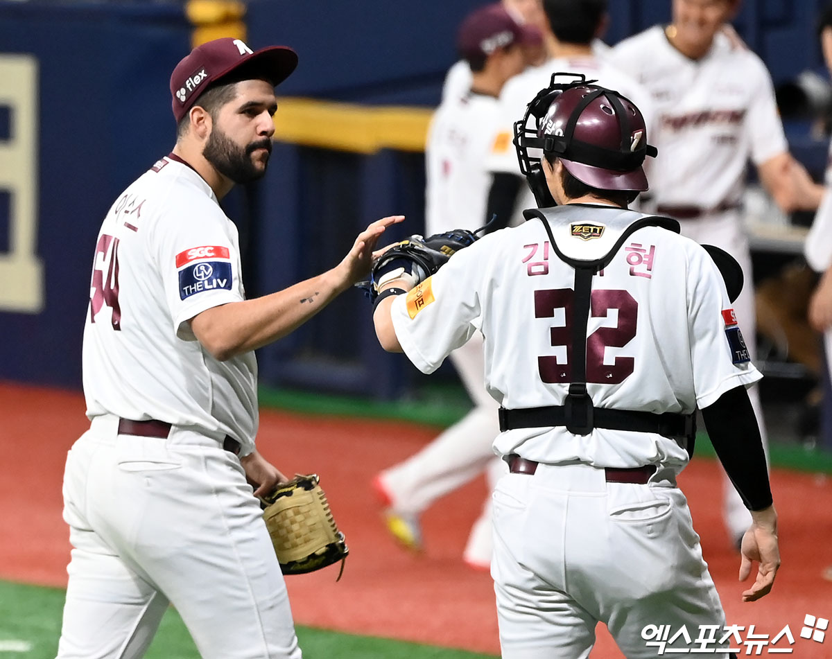 키움 포수 김재현(32번)은 4일 고척스카이돔에서 열릴 '2024 신한 SOL Bank KBO 리그' LG와 주중 3연전 첫 경기에 나선다. 김재현은 경기 전 홍 감독이 꼽은 전반기 숨은 MVP로 선정됐다. 엑스포츠뉴스 DB