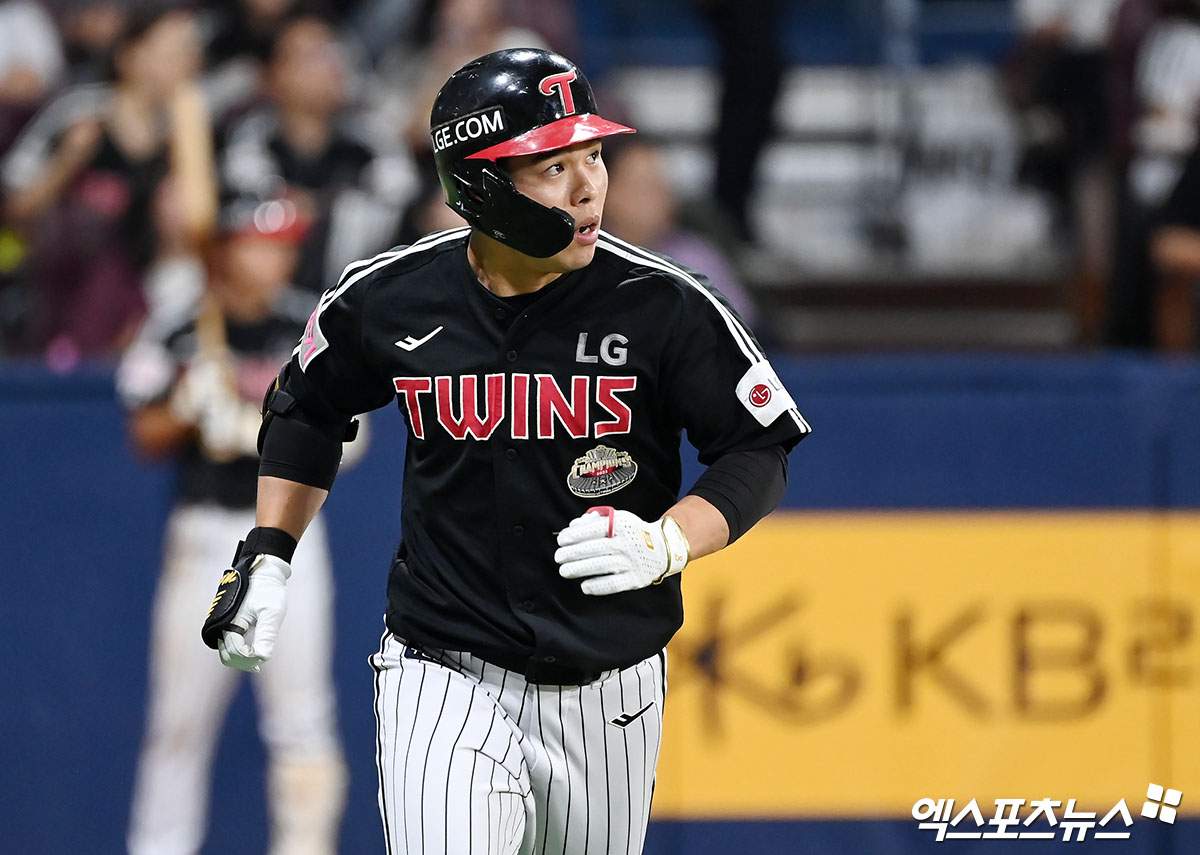 LG 외야수 문성주는 4일 고척 스카이돔에서 열릴 '2024 신한 SOL Bank KBO 리그' 키움과 주중 3연전 마지막 경기에서 대타로 대기한다. 최근 햄스트링 부상에서 돌아온 문성주는 관리 차원에서 무리하지 않을 계획이다. 엑스포츠뉴스 DB