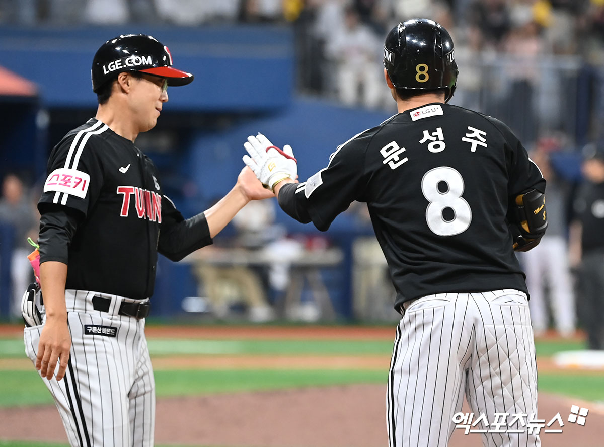 LG 외야수 문성주(오른쪽)는 4일 고척 스카이돔에서 열릴 '2024 신한 SOL Bank KBO 리그' 키움과 주중 3연전 마지막 경기에서 대타로 대기한다. 최근 햄스트링 부상에서 돌아온 문성주는 관리 차원에서 무리하지 않을 계획이다. 엑스포츠뉴스 DB