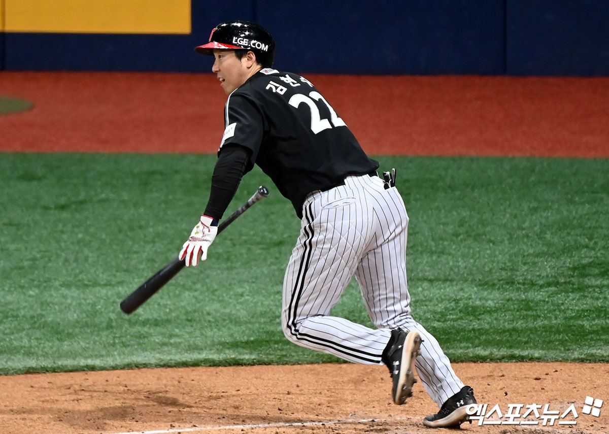 LG 주장 김현수는 4일 고척스카이돔에서 열린 '2024 신한 SOL Bank KBO 리그' 키움과 주중 3연전 마지막 경기에서 3번 지명타자로 선발 출전했다. 1회초 희생플라이를 때려 결승타를 만들었다. 엑스포츠뉴스 DB