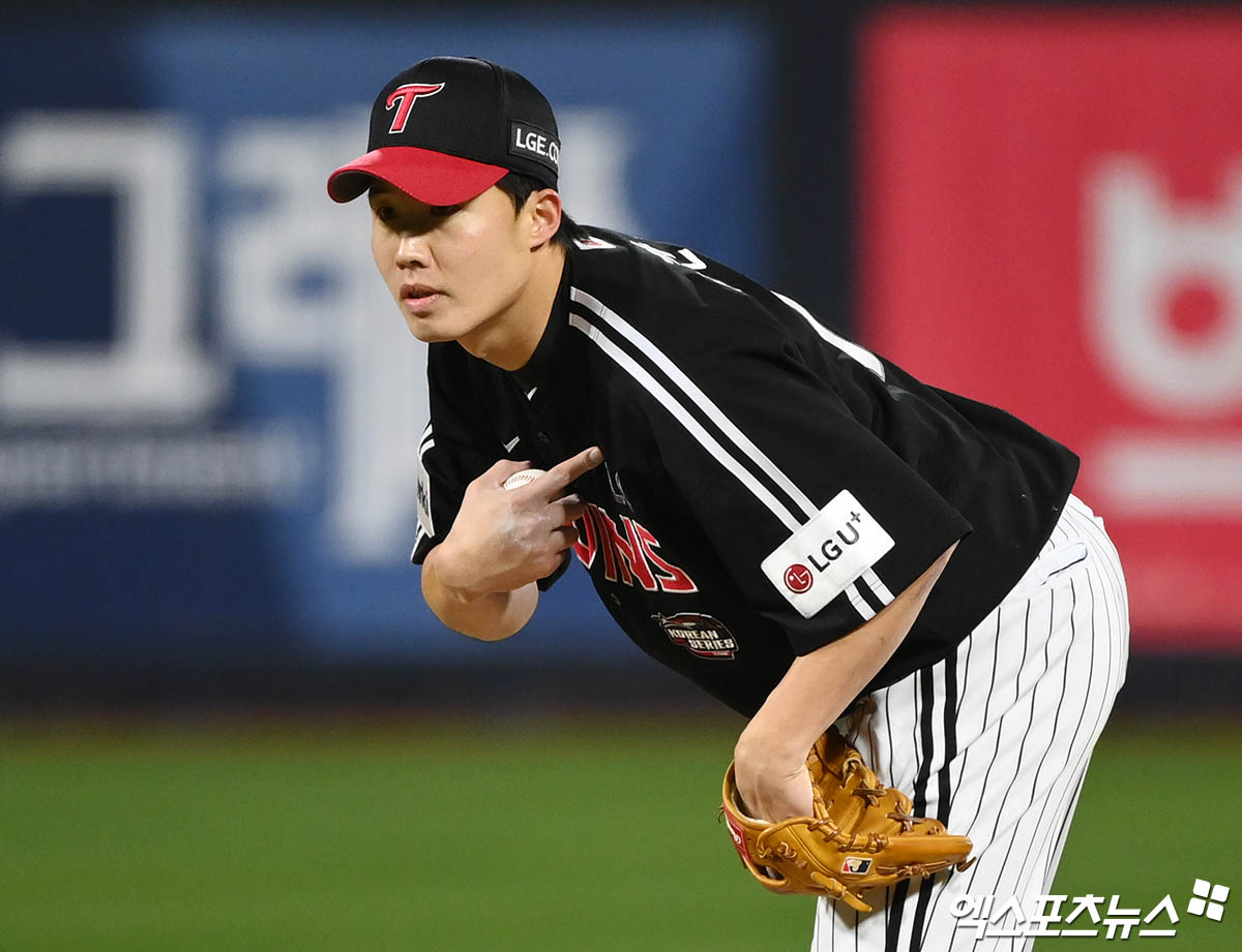 LG 투수 임찬규는 4일 고척스카이돔에서 열린 '2024 신한 SOL Bank KBO 리그' 키움과 주중 3연전 마지막 경기에서 선발 등판했다. 이날 6이닝 1실점으로 팀 승리에 힘을 보탰다. 엑스포츠뉴스 DB