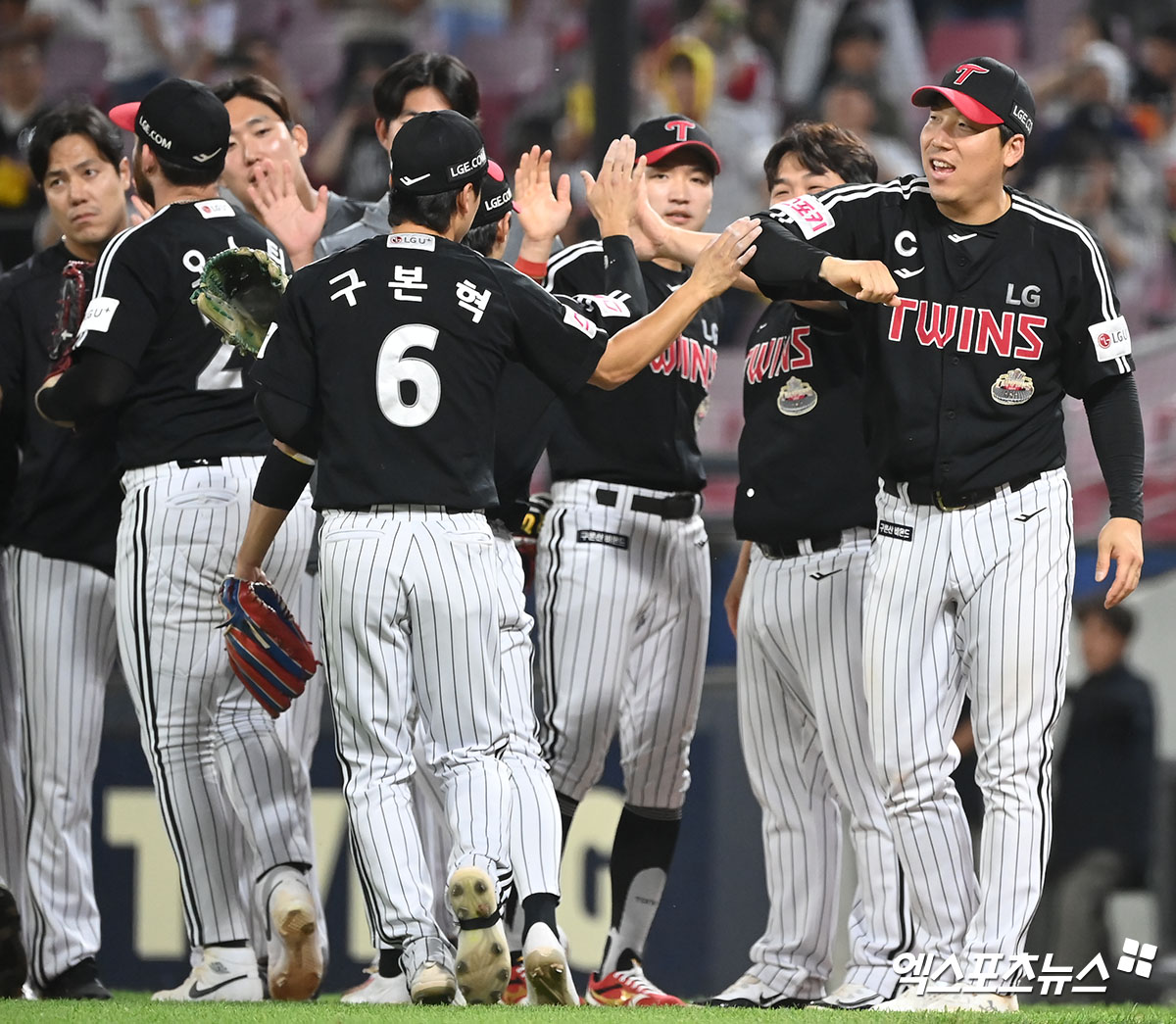 LG는 4일 고척스카이돔에서 열린 '2024 신한 SOL Bank KBO 리그' 키움과 주중 3연전 마지막 경기에서 3-2로 짜릿한 승리를 챙겼다. 팀은 리그 2위로 전반기를 끝냈다. 엑스포츠뉴스 DB