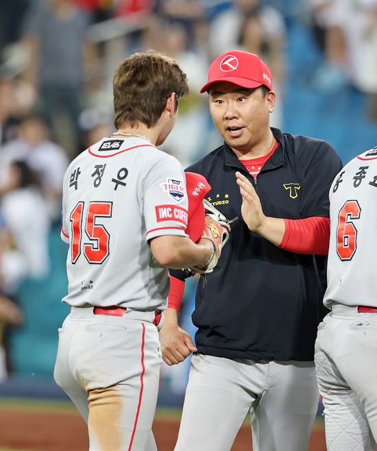 이범호 KIA 타이거즈 감독이 7월 4일 대구 삼성 라이온즈파크에서 열린 2024 신한 SOL Bank KBO리그 삼성 라이온즈와의 팀 간 8차전에서 8-3으로 승리한 뒤 결승타를 기록한 박정우를 격려하고 있다. 사진 KIA 타이거즈