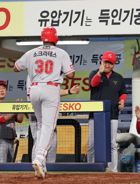 이범호 KIA 타이거즈 감독이 7월 4일 대구 삼성 라이온즈파크에서 열린 2024 신한 SOL Bank KBO리그 삼성 라이온즈와의 팀 간 8차전에서 9회초 2점 홈런을 기록한 외국인 타자 소크라테스 브리토를 향해 엄지를 치켜세웠다. 사진 KIA 타이거즈