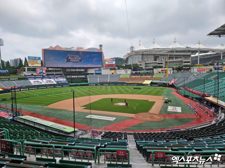 5일 인천SSG랜더스필드에서 열리는 2024 신한 SOL Bank KBO '올스타 프라이데이' 행사를 앞두고 그라운드 정비가 진행 중이다. 이날 오후 6시부터 퓨처스 올스타전이 펼쳐지며, 퓨처스 올스타전 종료 이후에는 '컴투스프로야구 홈런더비' 행사가 이어진다. 인천, 유준상 기자