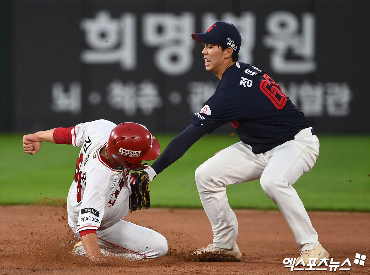 14일 오후 부산 사직야구장에서 열린 '2023 KBO리그 퓨처스리그 올스타전' 북부리그와 남부리그의 경기, 1회말 2사 1루 북부 김범석 타석 때 1루주자 김정민이 2루 도루를 시도했으나 남부 정대선에게 태그아웃 당하고 있다. 엑스포츠뉴스 DB