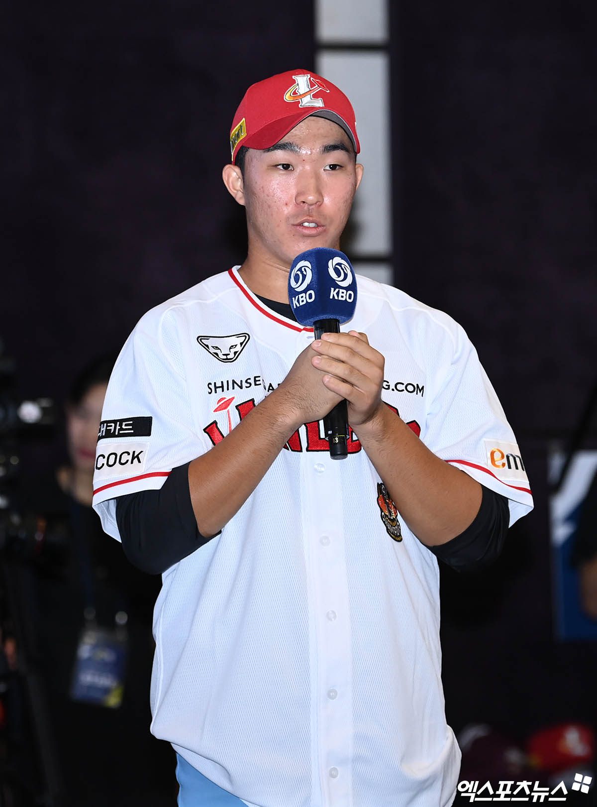 14일 오후 서울 소공동 웨스틴조선에서 열린 '2024 KBO 신인 드래프트'에 참석한 삼성 이병규 수석코치의 아들 휘문고 이승민이 SSG 랜더스에 지명된 뒤 소감을 전하고 있다. 엑스포츠뉴스 DB