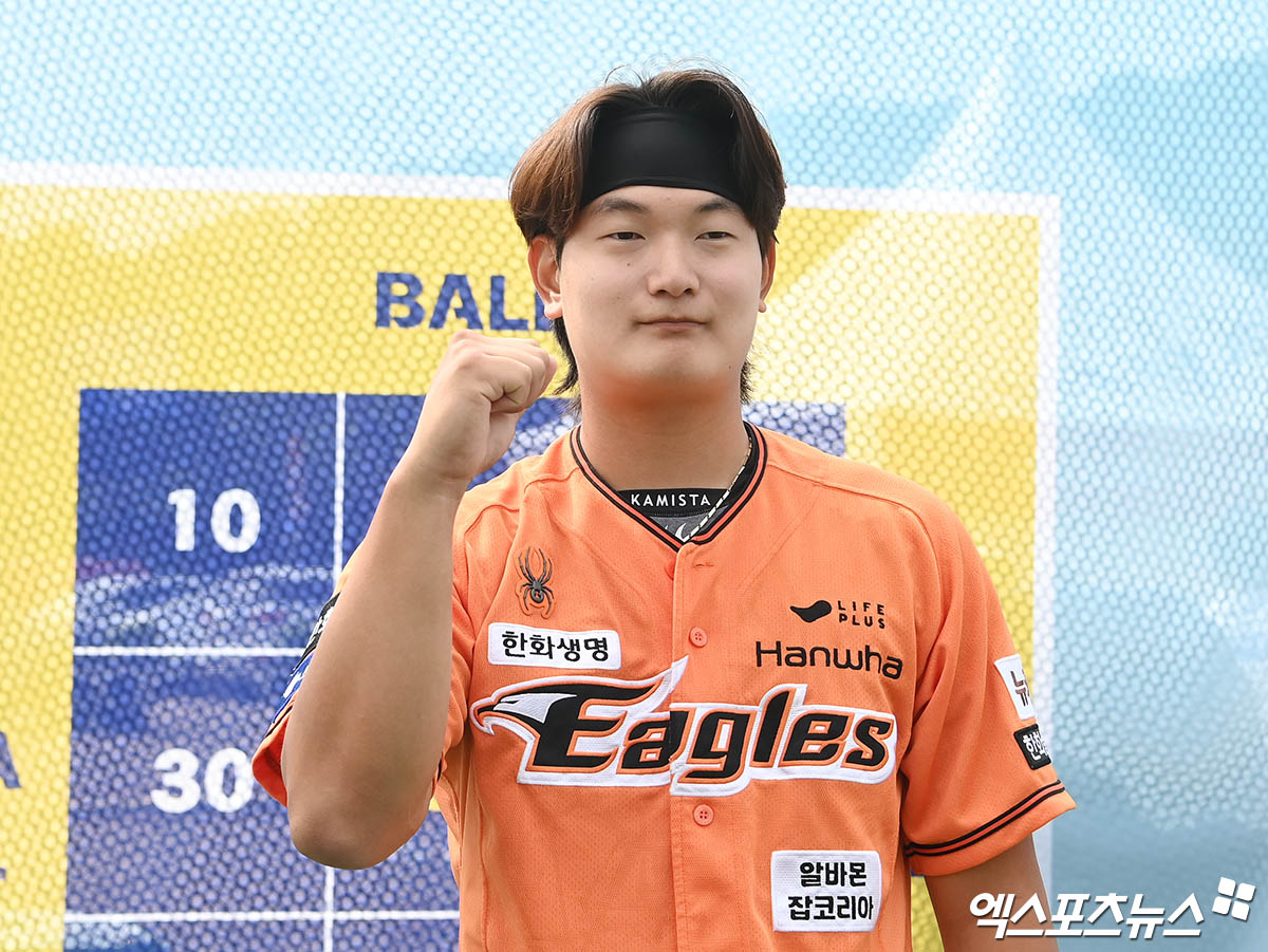 5일 오후 인천 SSG랜더스필드에서 열린 '2024 신한 SOL Bank KBO 올스타 프라이데이'에 참석한 한화 김서현이 원포인트 레슨에 앞서 포즈를 취하고 있다. 인천, 박지영 기자