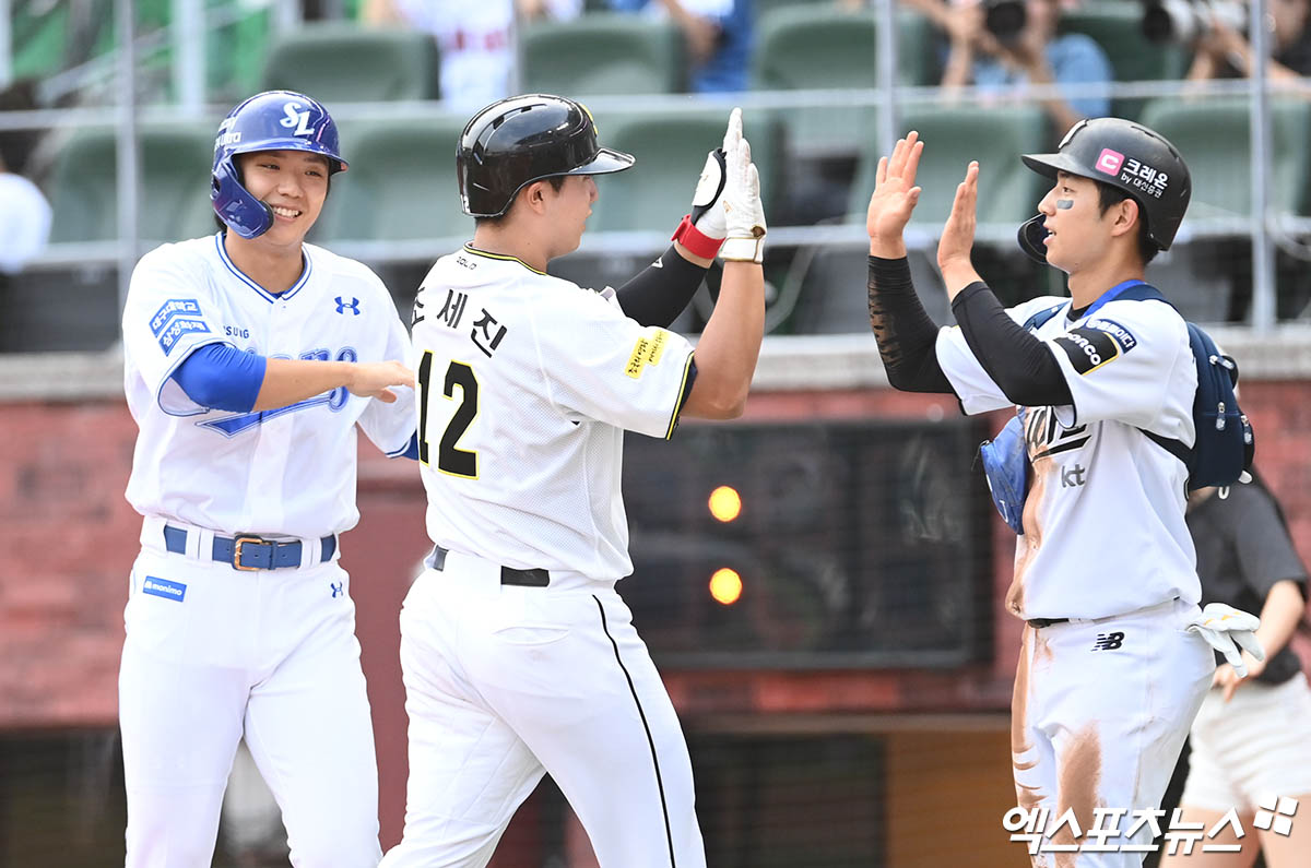 상무 외야수 조세진(가운데)은 5일 인천 SSG랜더스필드에서 열린 '2024 신한 SOL Bank KBO 리그 올스타전 프라이데이' 퓨처스리그 올스타전에서 남부리그 올스타 4번타자 우익수로 선발 출전했다. 3회말 3점 홈런포를 쳐 눈길을 끌었다. 인천, 박지영 기자