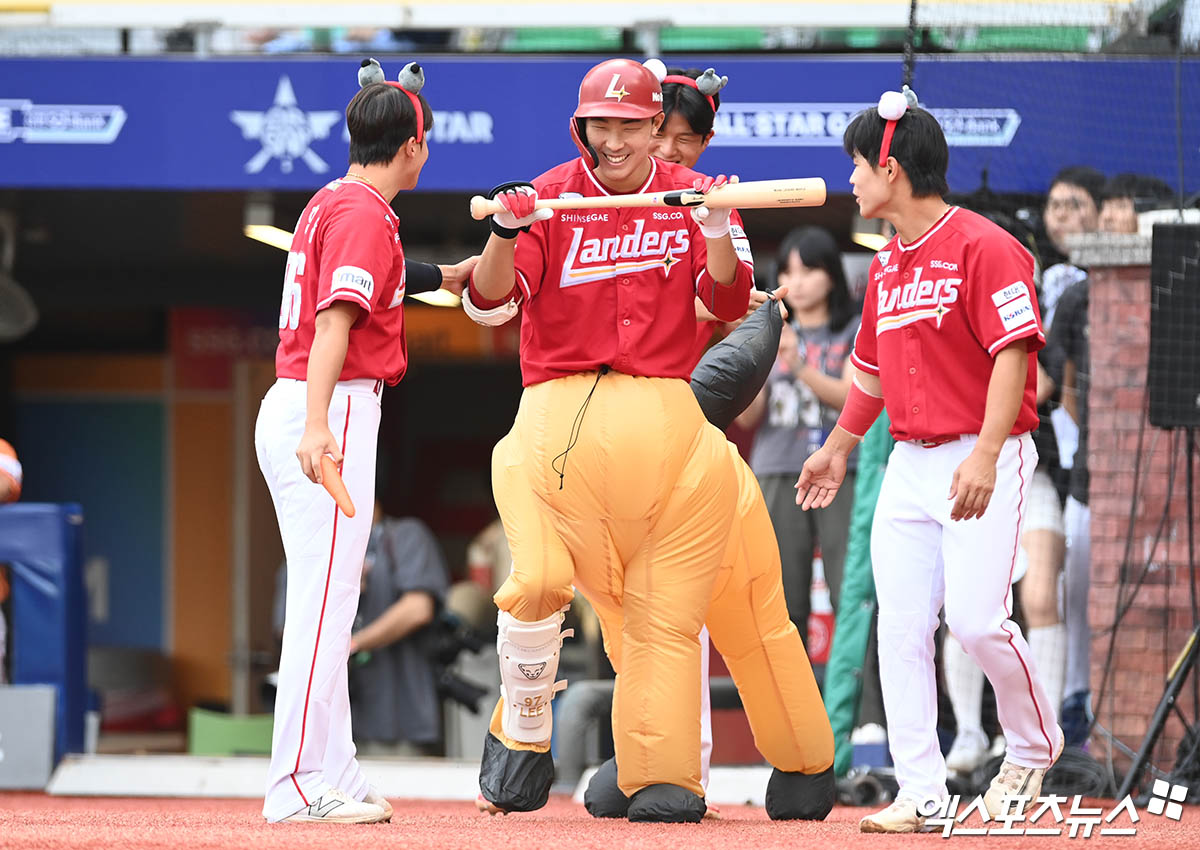 SSG 외야수 이승민은 5일 인천 SSG랜더스필드에서 열린 '2024 신한 SOL Bank KBO 리그 올스타전 프라이데이' 퓨처스리그 올스타전에서 북부리그 올스타 8번 지명타로 선발 출전했다. 첫 타석 적토망아지 퍼포먼스를 선보여 웃음을 자아냈다. 인천, 박지영 기자