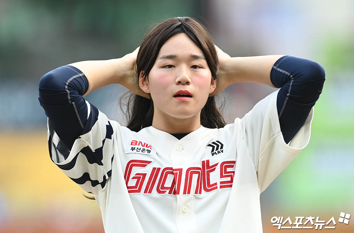 롯데 투수 박준우는 5일 인천 SSG랜더스필드에서 열린 '2024 신한 SOL Bank KBO 리그 올스타전 프라이데이' 퓨처스리그 올스타전에서 3회초 구원 등판했다. 박준우는 걸그룹 에스파의 안무를 따라해 눈길을 끌었다. 인천, 박지영 기자