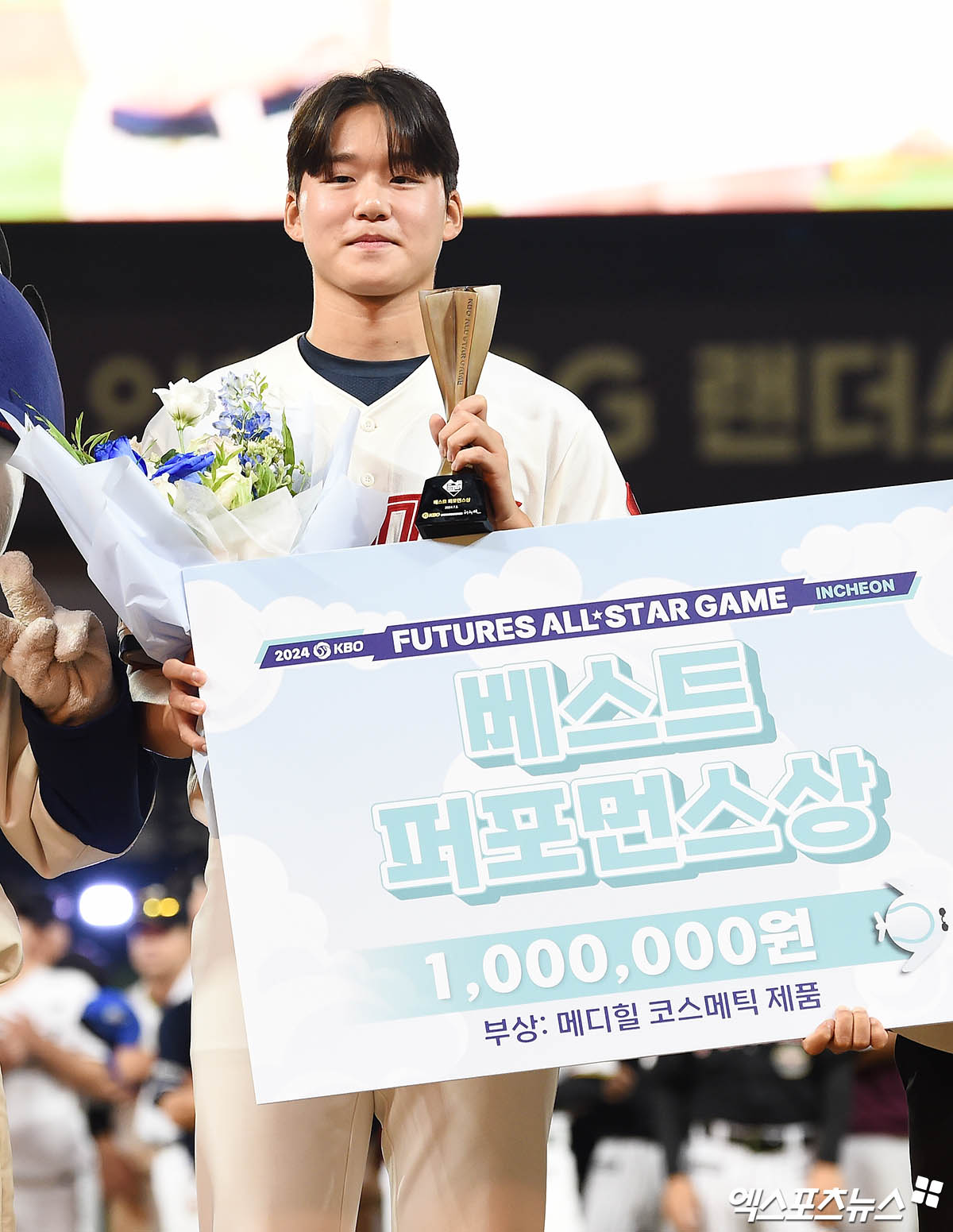 롯데 투수 박준우는 5일 인천 SSG랜더스필드에서 열린 '2024 신한 SOL Bank KBO 리그 올스타전 프라이데이' 퓨처스리그 올스타전에서 4회초 구원 등판했다. 박준우는 걸그룹 에스파의 안무를 따라해 눈길을 끌어 베스트 퍼포먼스상을 받았다. 인천, 박지영 기자