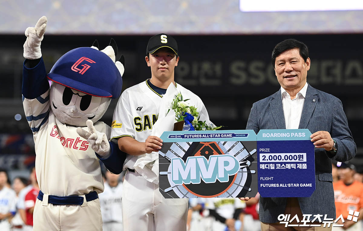 5일 오후 인천 SSG랜더스필드에서 열린 '2024 신한 SOL Bank KBO 올스타 프라이데이' 퓨처스 올스타전 남부와 북부의 경기, 남부가 9:5의 스코어로 승리했다. 경기 종료 후 상무 조세진이 MVP 수상을 하고 있다. 인천, 박지영 기자