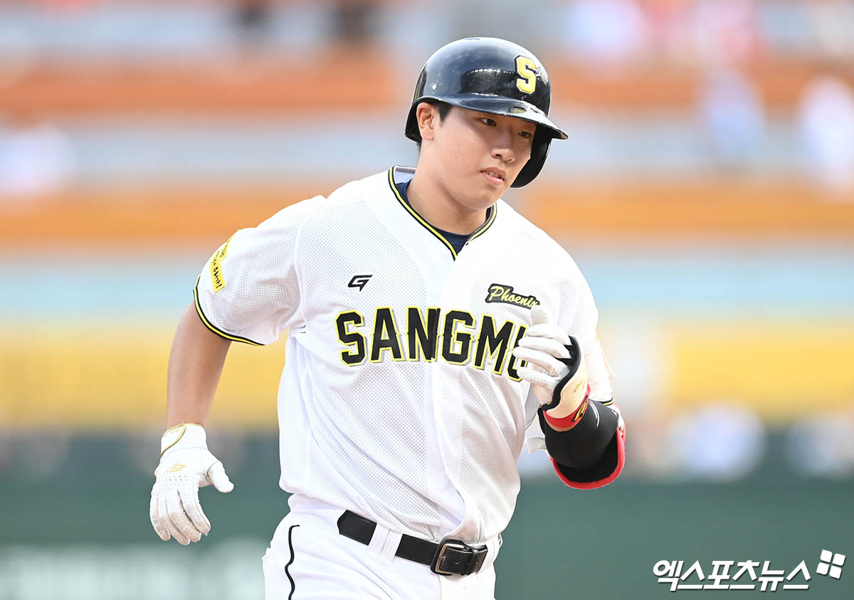 5일 오후 인천 SSG랜더스필드에서 열린 '2024 신한 SOL Bank KBO 올스타 프라이데이' 퓨처스 올스타전 남부와 북부의 경기, 3회말 2사 1,2루 남부 조세진이 스리런 홈런을 때려낸 뒤 베이스를 돌고 있다. 인천, 박지영 기자