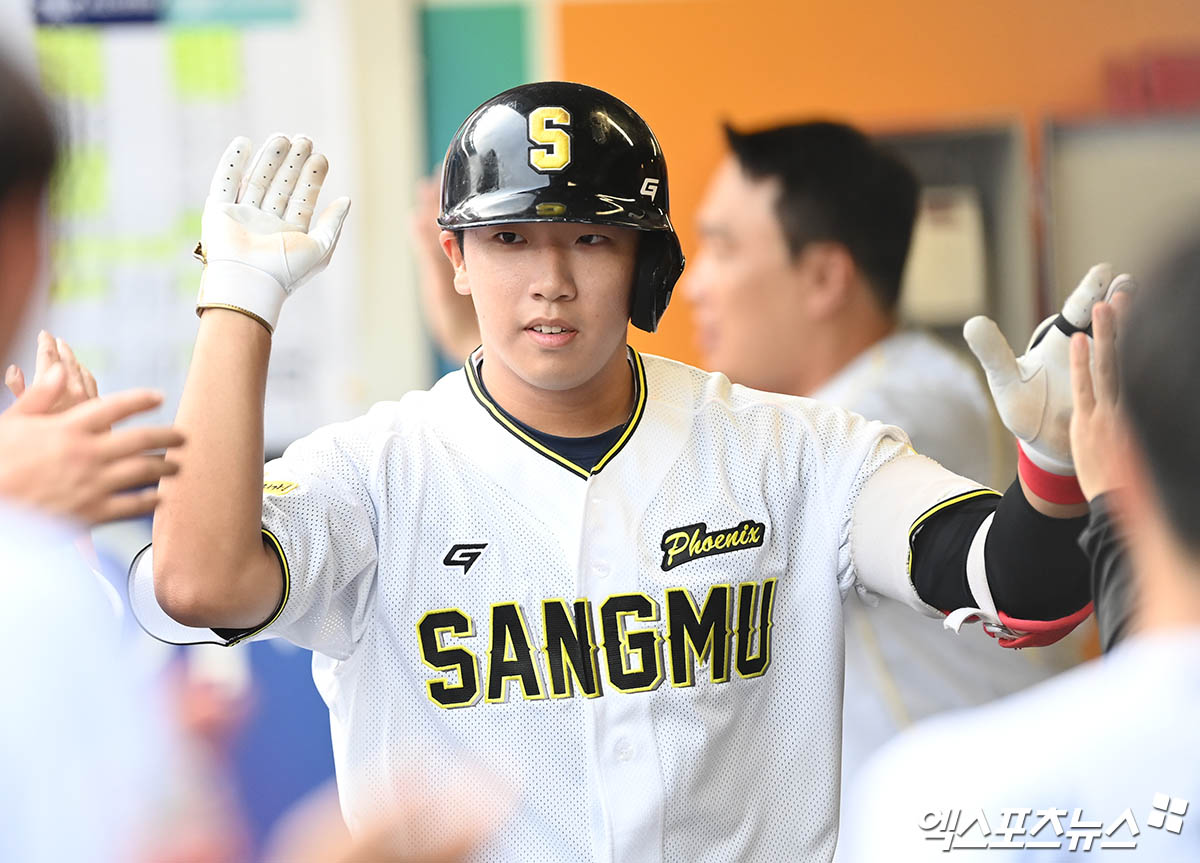 5일 오후 인천 SSG랜더스필드에서 열린 '2024 신한 SOL Bank KBO 올스타 프라이데이' 퓨처스 올스타전 남부와 북부의 경기, 3회말 2사 1,2루 남부 조세진이 스리런 홈런을 때려낸 뒤 더그아웃에서 동료들과 하이파이브를 나누고 있다. 인천, 박지영 기자