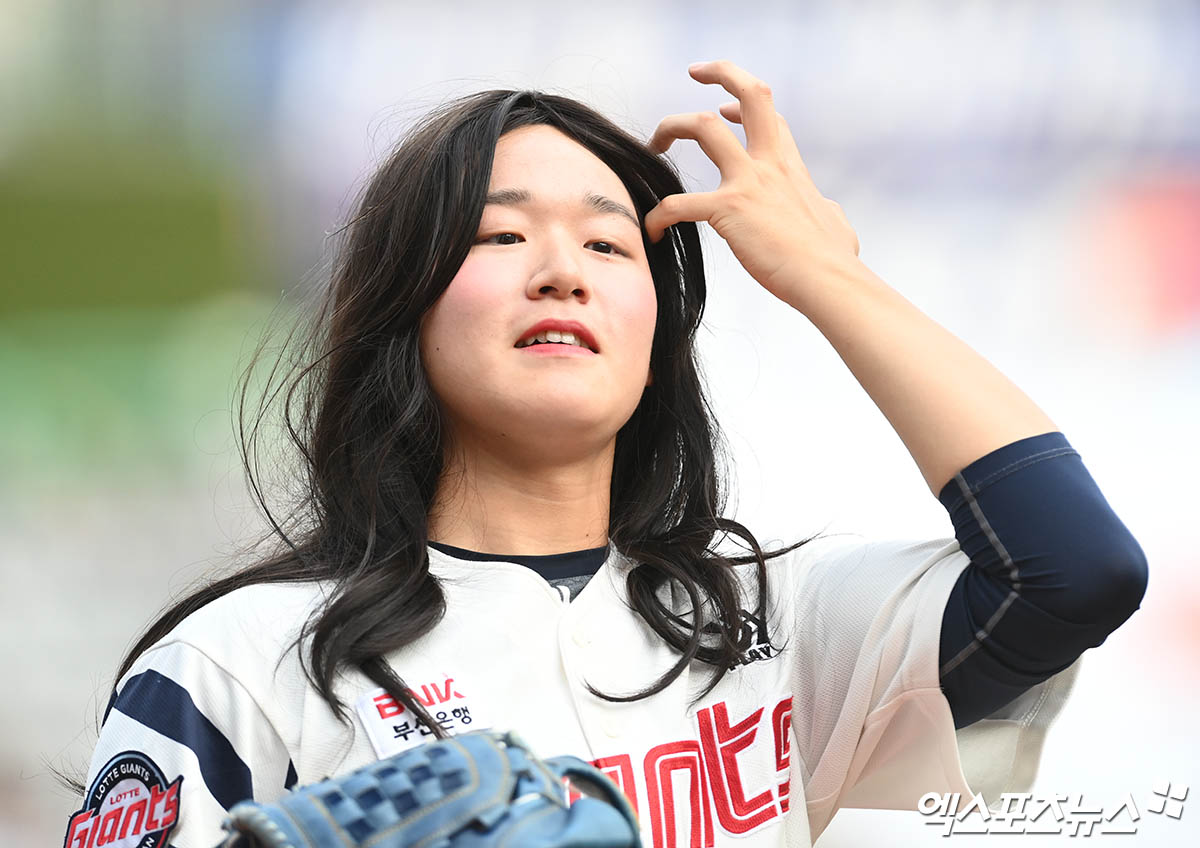 5일 오후 인천 SSG랜더스필드에서 열린 '2024 신한 SOL Bank KBO 올스타 프라이데이' 퓨처스 올스타전 남부와 북부의 경기, 남부 박준우가 여장을 하고 경기에 나설 준비를 하고 있다. 인천, 박지영 기자