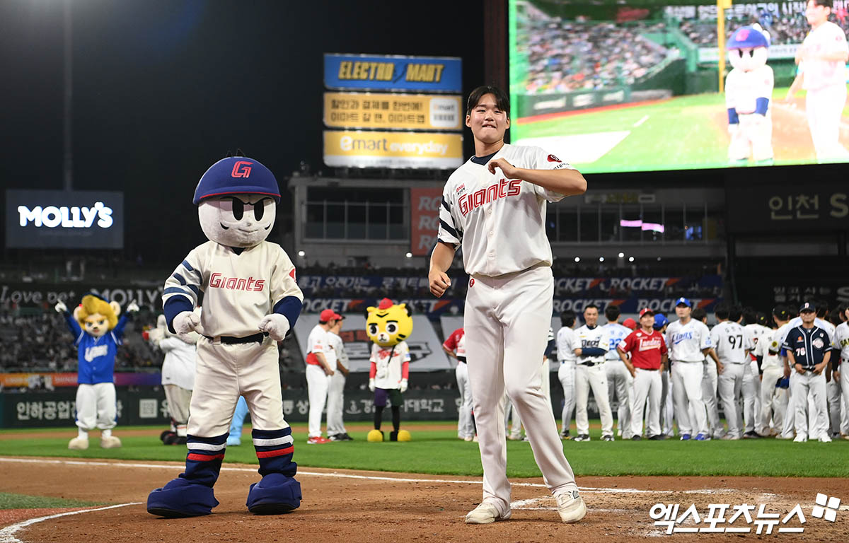 5일 오후 인천 SSG랜더스필드에서 열린 '2024 신한 SOL Bank KBO 올스타 프라이데이' 퓨처스 올스타전 남부와 북부의 경기, 남부가 9:5의 스코어로 승리했다. 경기 종료 후 롯데 박준우가 베스트 퍼포먼스상 수상 후 세리머니를 선보이고 있다. 인천, 박지영 기자